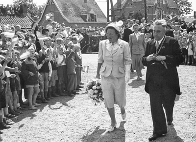 405203 Afbeelding van het bezoek van Koningin Juliana aan Benschop, met rechts van de Koningin burgemeester C.L. ...